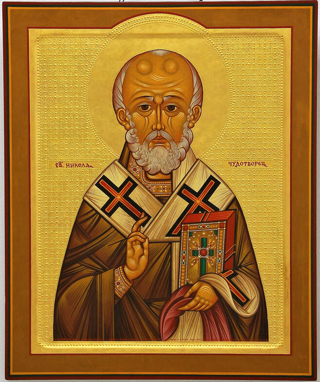Tempera all’uovo su tavola di tiglio con levkas. Foglia d’oro 23 kt. 2024 Vescovo di Mira e protettore dei poveri e dei viaggiatori. L’icona presenta san Nicola benedicente con il Vangelo nella mano sinistra, secondo l’antica iconografia ortodossa.